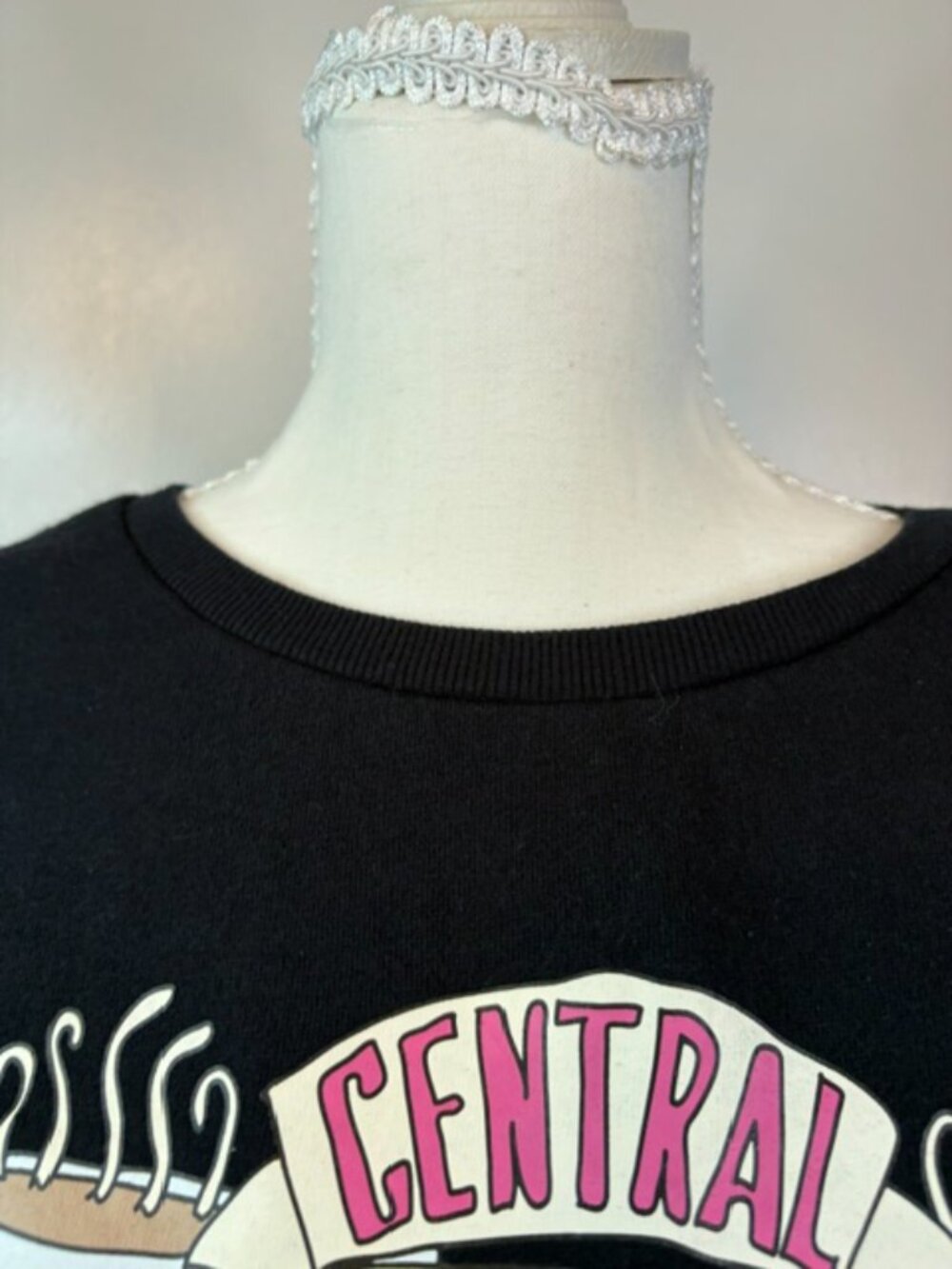 FRIENDS central park Black Crop sweatshirt - Picture 6 of 8